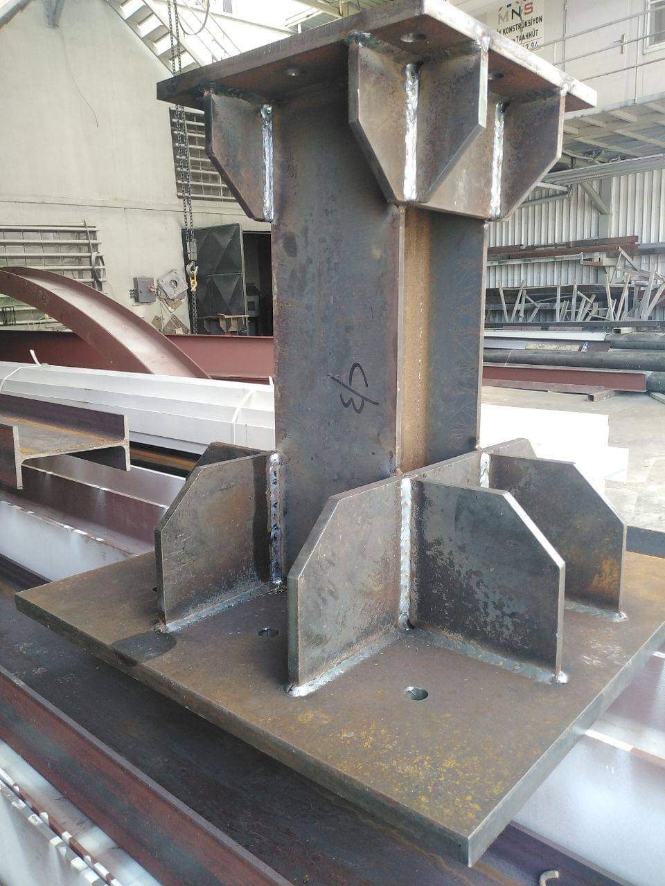 Steel column assembly with welded stiffener plates and end plates